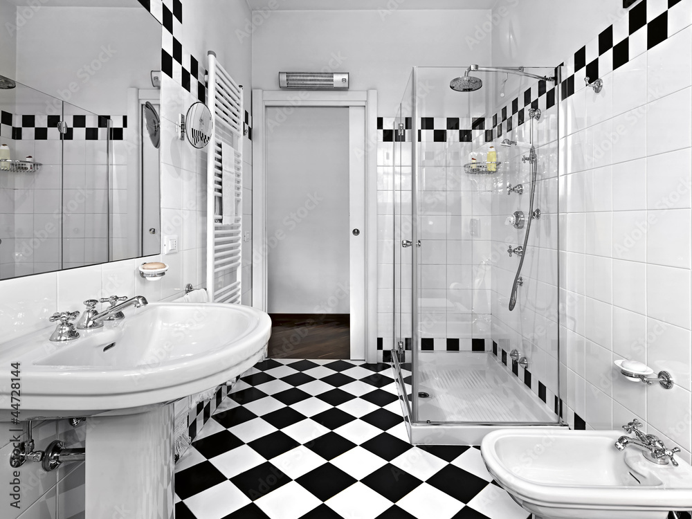 Foto Stock bagno moderno in bianco e nero con doccia | Adobe Stock