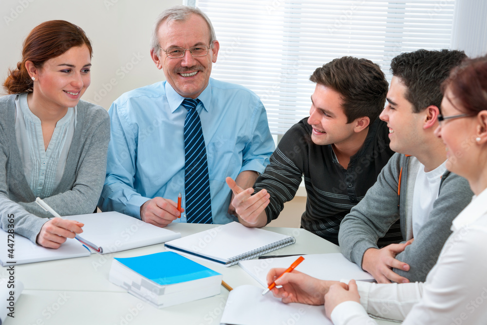 Fototapeta premium Dozent mit Studenten im Klassenraum