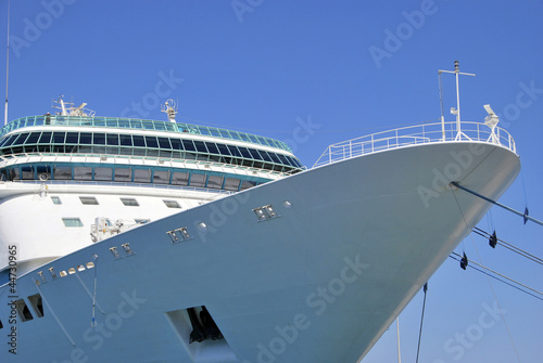 Cruise ship moored © Alfonsodetomas