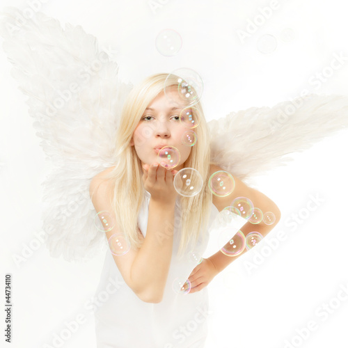 Charmanter Weihnachtsengel mit Seifenblasen