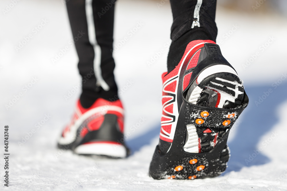 Obraz premium Running shoes in snow