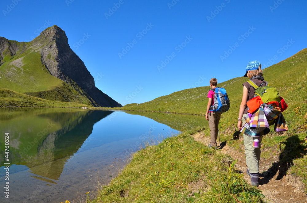 Obraz premium Kinder wandern an Bergsee