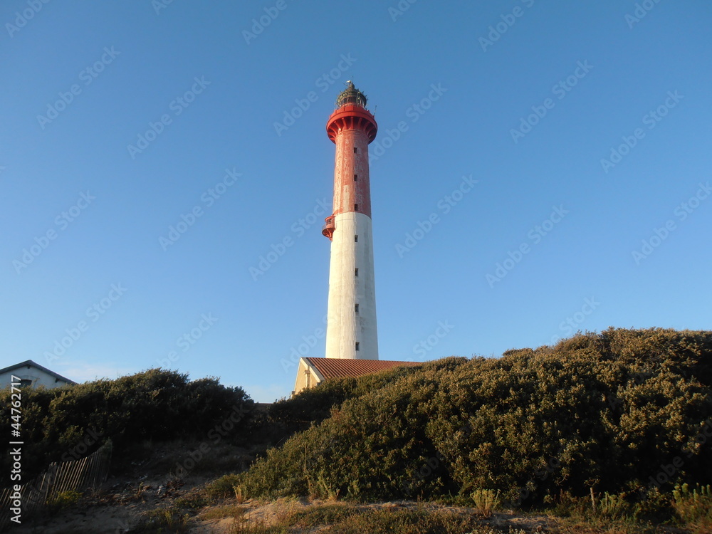 Phare derrière les dunes