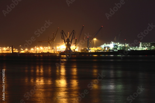 Hamburger Hafenkräne bei Nacht