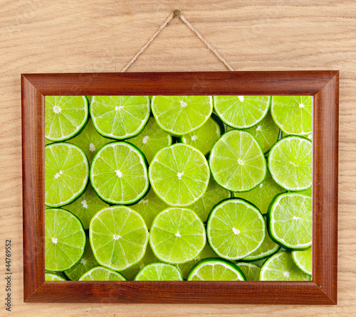 Obraz na płótnie Lime in wooden frame w salonie
