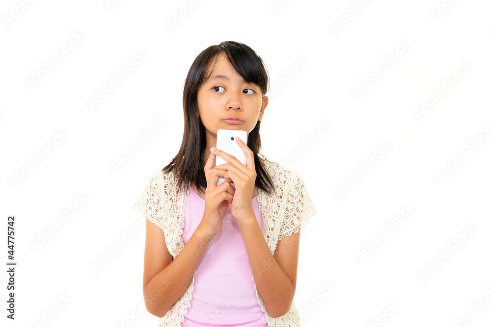 携帯電話を持ち考え事をする女の子