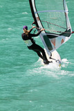ragazza con windsurf