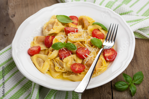 tortellini with cheese and tomatoes