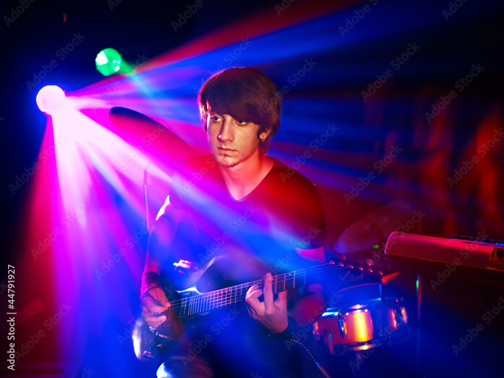 Obraz premium Man playing guitar.