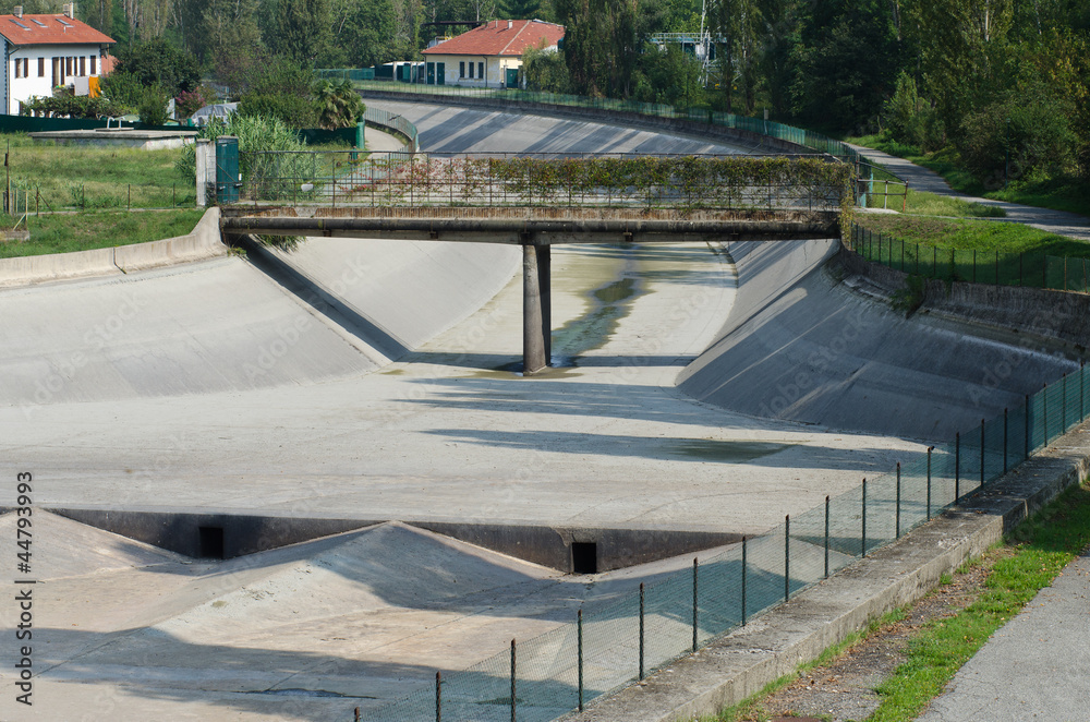 Foto Stock Canale Artificiale in secca Adobe Stock