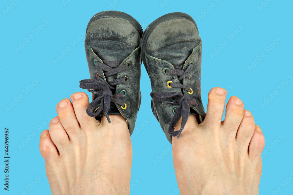 Viel zu kleine Schuhe Stock-Foto | Adobe Stock