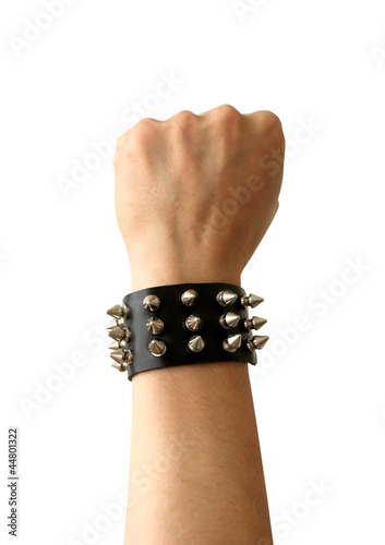 Fotografia Fist of rocker in leather bracelet.