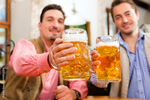 Zwei Freunde in bayerischer Wirtschaft