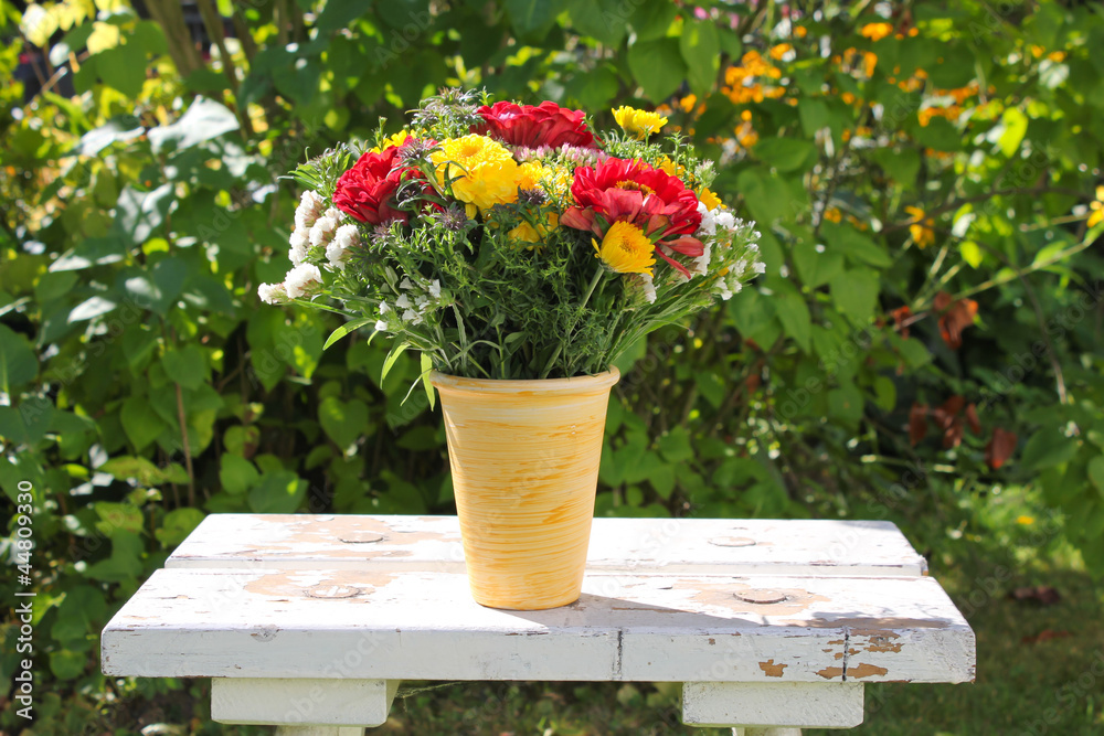 Blumen auf weißem Tisch Blumen auf weißem Tisch