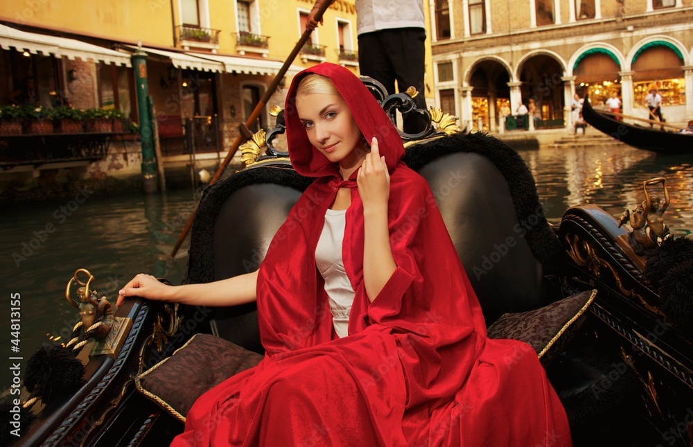 Beautiful woman in red cloak riding on gondola - obrazy, fototapety, plakaty 