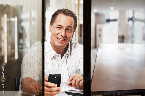 Fotografie friendly porter with smartphone