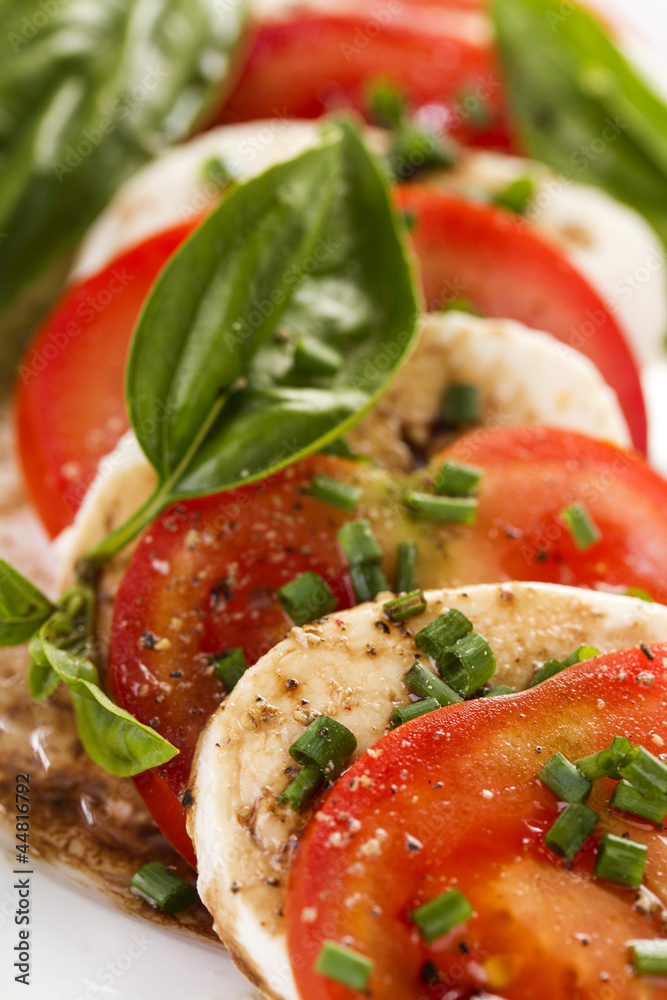 close-up tomaten mit mozzarella mit basilikum hochformat
