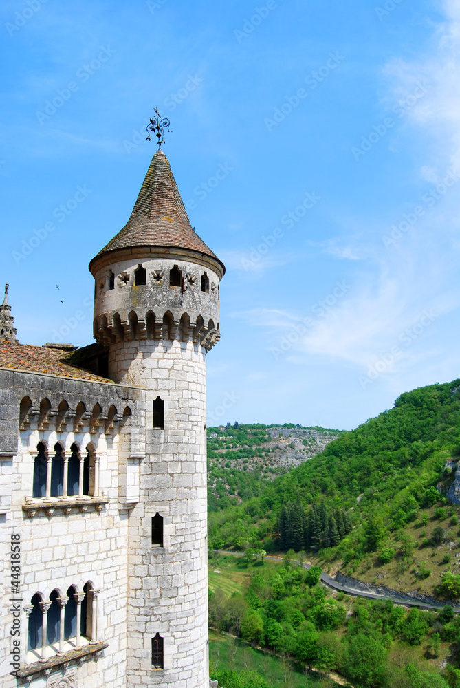 Vista lateral del torreon que preside el pueblo de Rocamadour. F