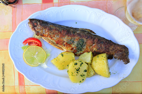 Fotografía Trout with potatoes and citrus