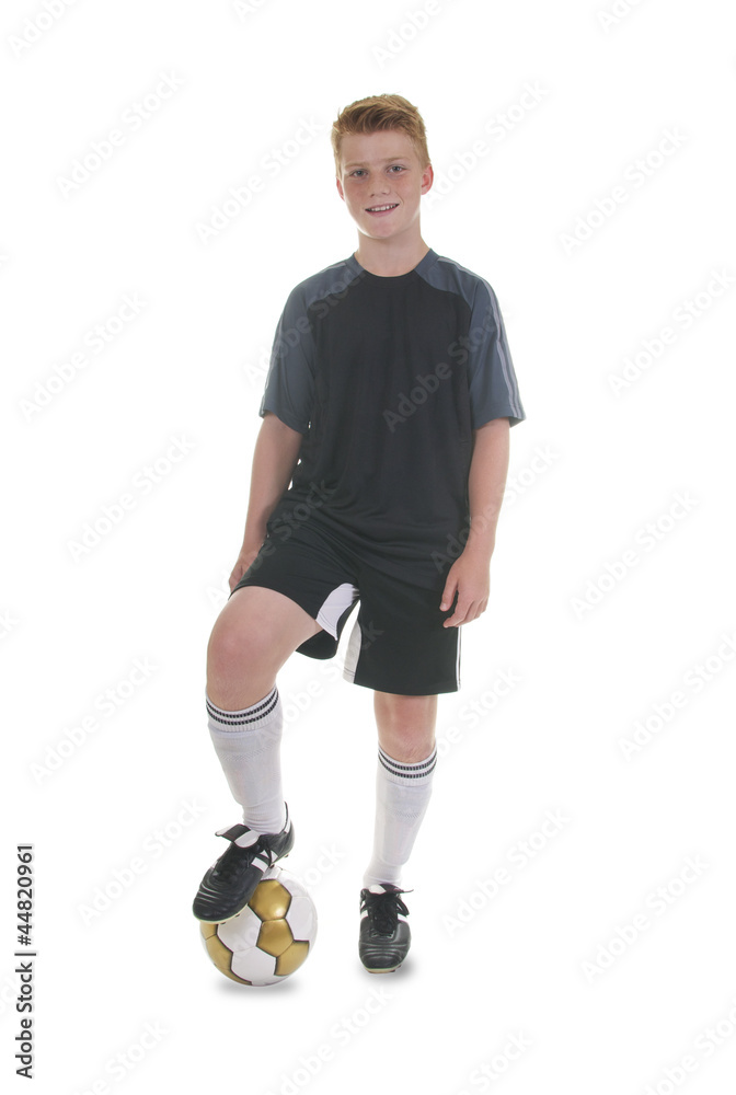 Junger Fussballer vor weißem Hintergrund