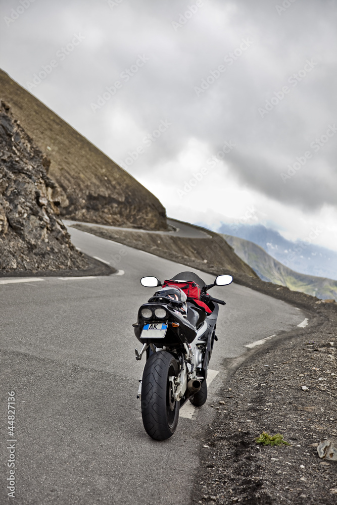 ballade tourisme en moto sportive route virages de montagne Stock Photo |  Adobe Stock