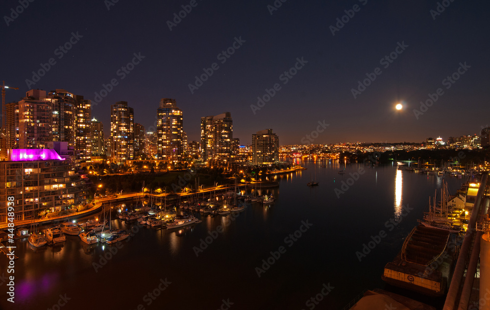 Naklejka premium False Creek Vancouver bei Vollmond