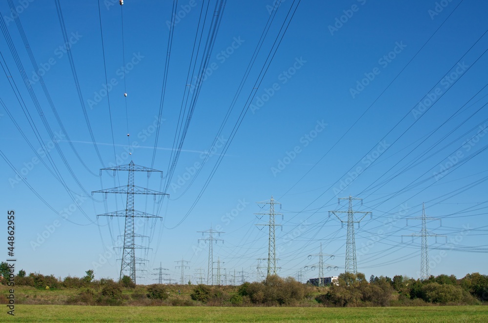 Strommasten und Leitungen im Sommer