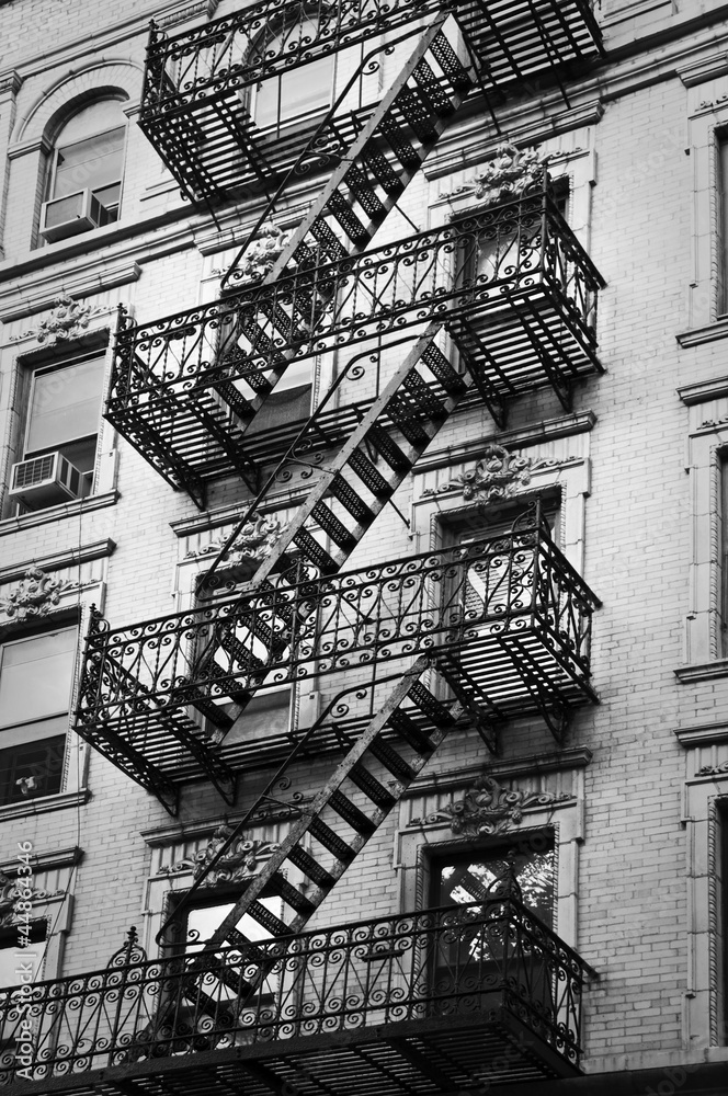 Façade avec escalier de secours noir et blanc - New-York - obrazy, fototapety, plakaty 
