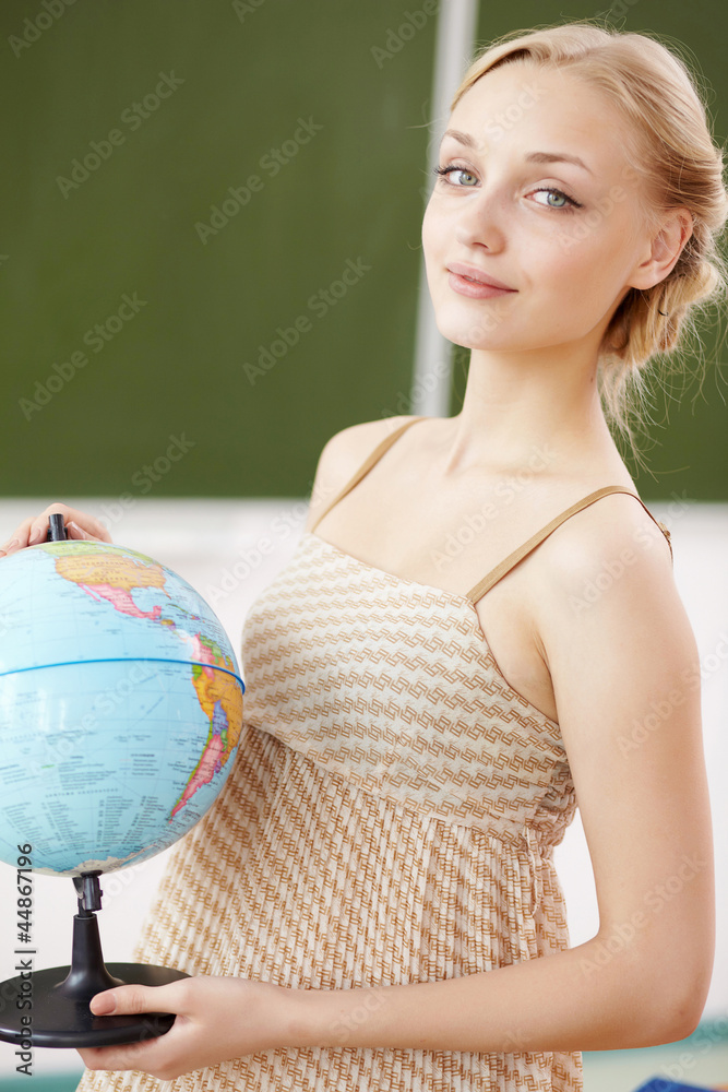 Naklejka premium Teacher at school with a globe