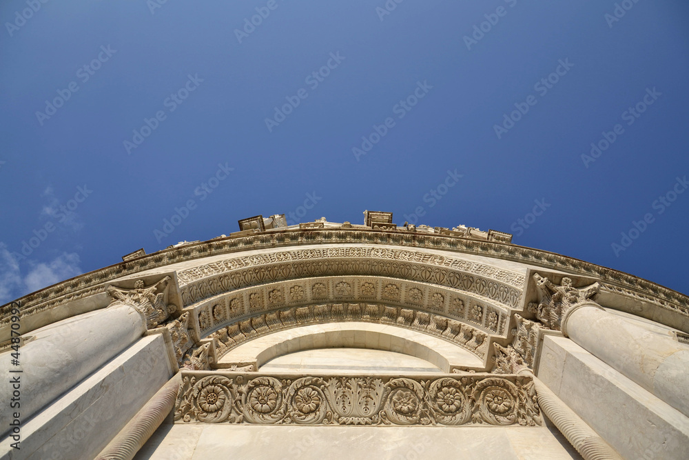 Obraz premium Portal of the Baptistery of the Cathedral of Pisa, Italy.