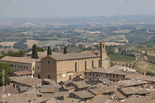 Iglesia de San Agustín y campiña en San Gimignano, Italia photo