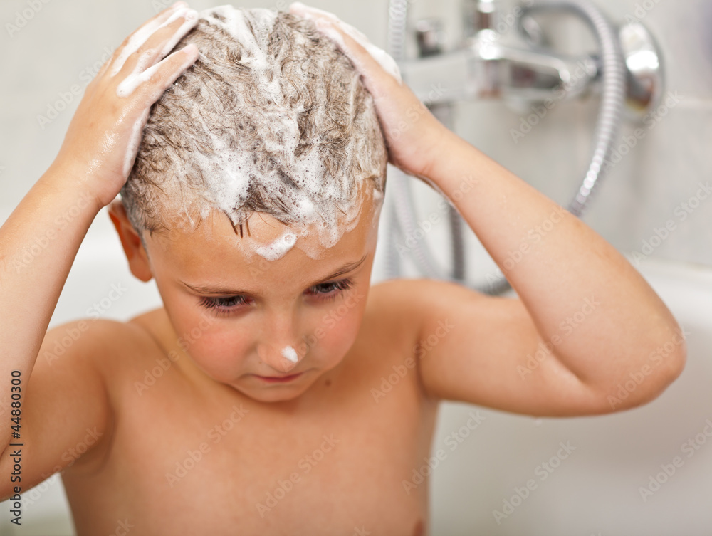 Obraz premium Chłopiec w kąpieli