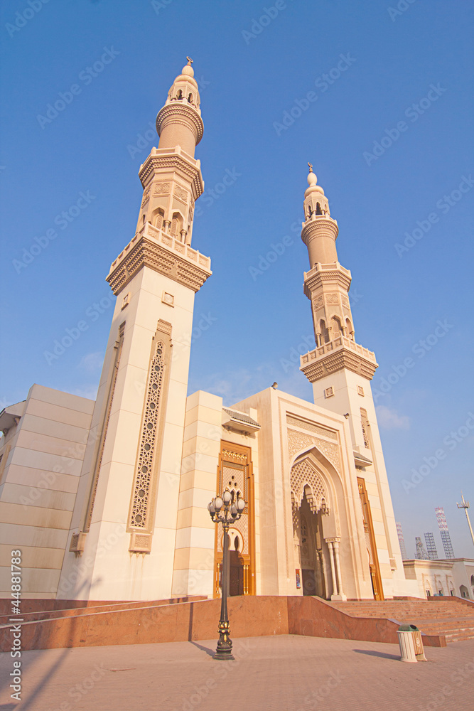 Obraz premium Beautiful islamic Mosque in Sharjah UAE