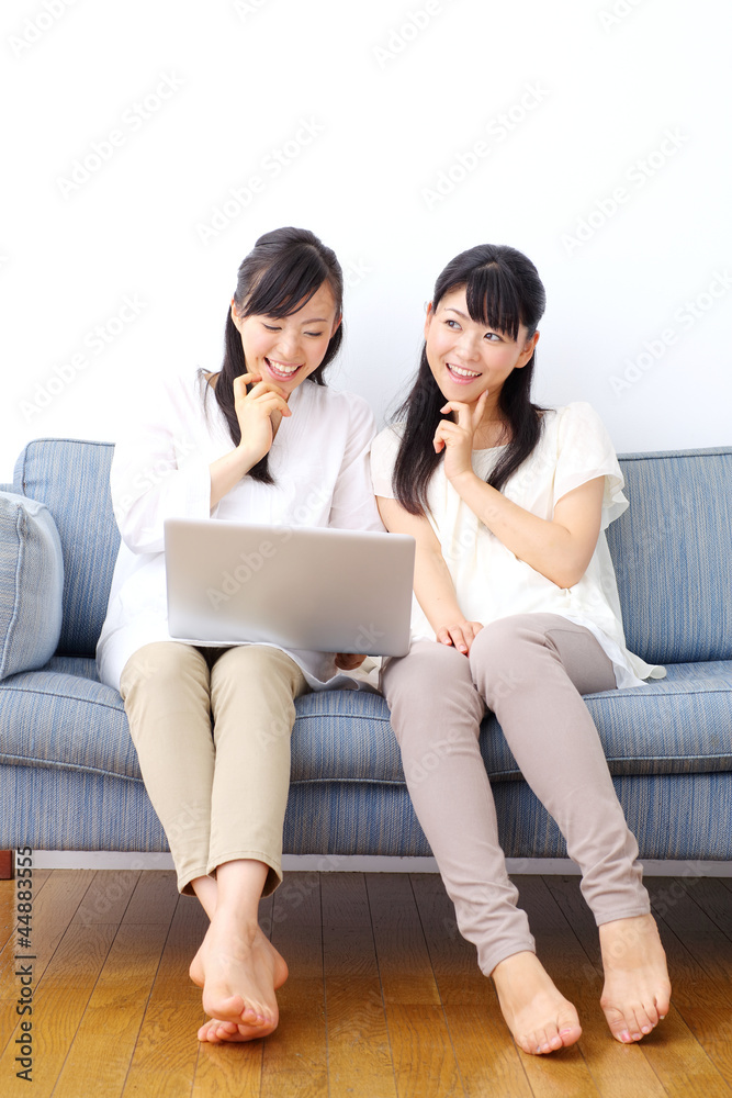 インターネットをする女の子二人 インターネットをする女の子二人