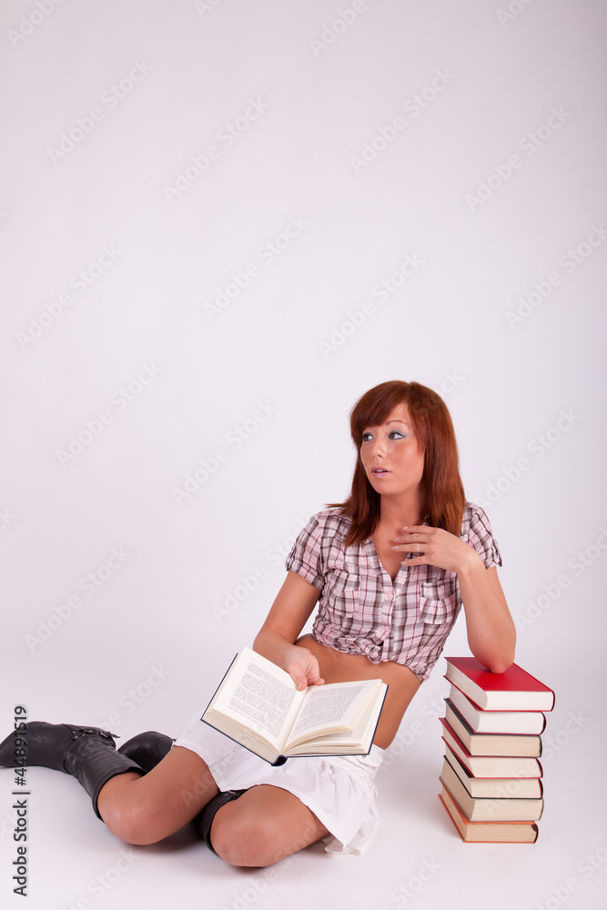 Eine junge schöne Frau liest ein Buch Eine junge schöne Frau liest ein Buch