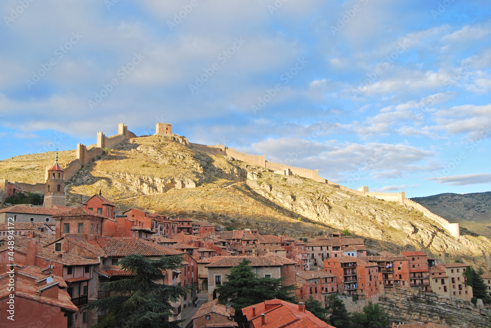 Vista del pueblo de Albarracin y sus murallas
