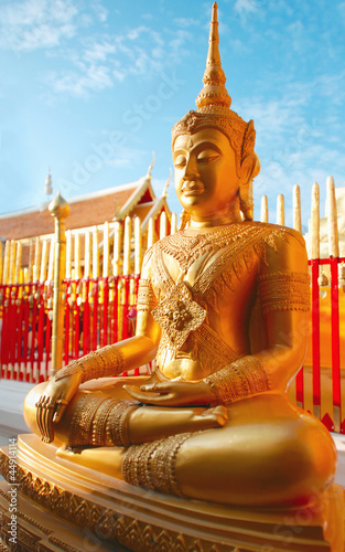 Konstfotografi golden buddha statue sits in peaceful meditation in Thailand