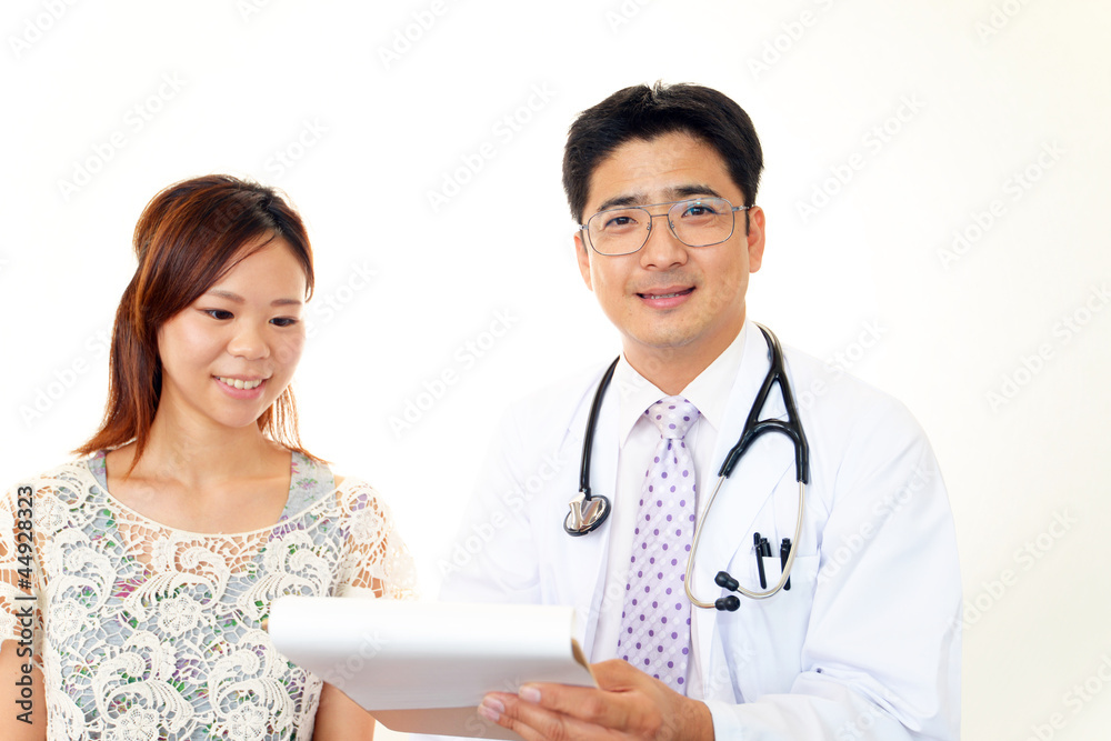 診療中の真剣な表情の医師