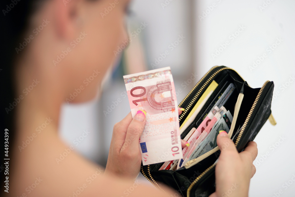 Frau bezahlt StockFoto Adobe Stock