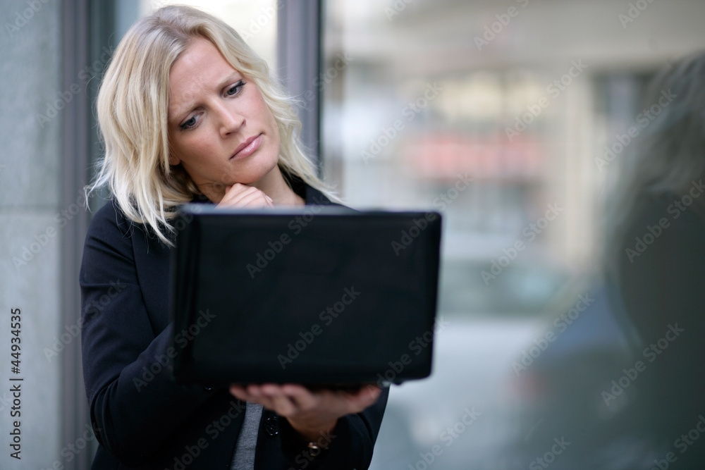 Fototapeta premium nachdenkende Businessfrau