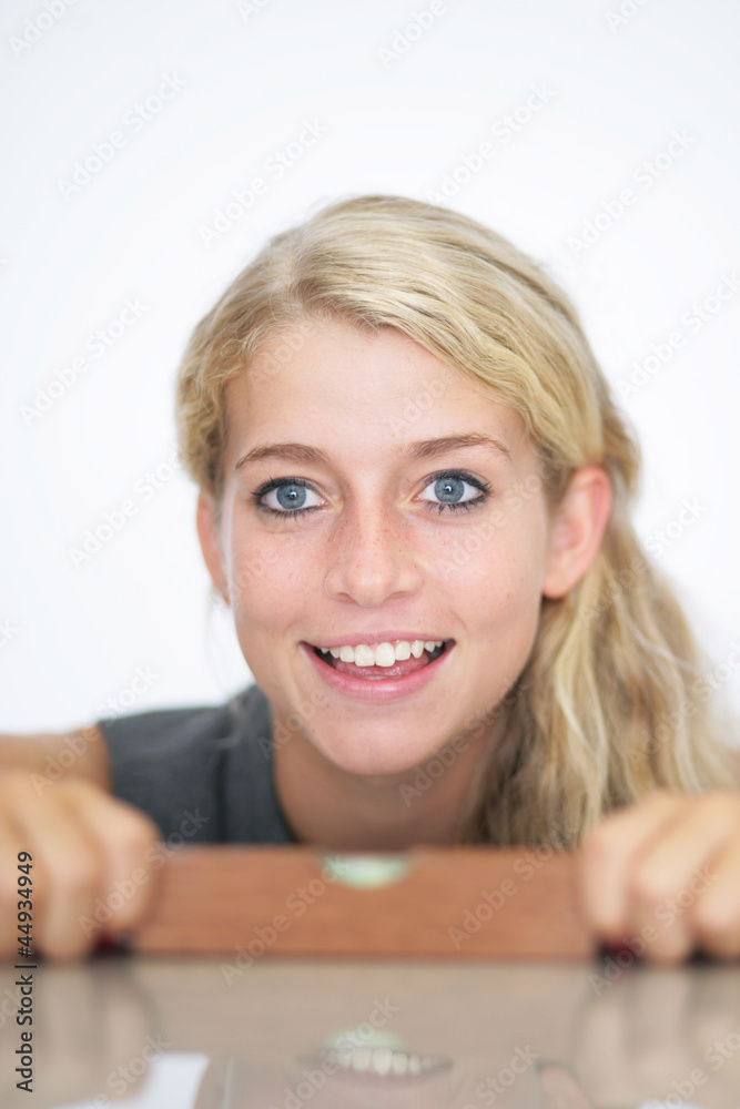 blonde Frau mit Wasserwaage blonde Frau mit Wasserwaage
