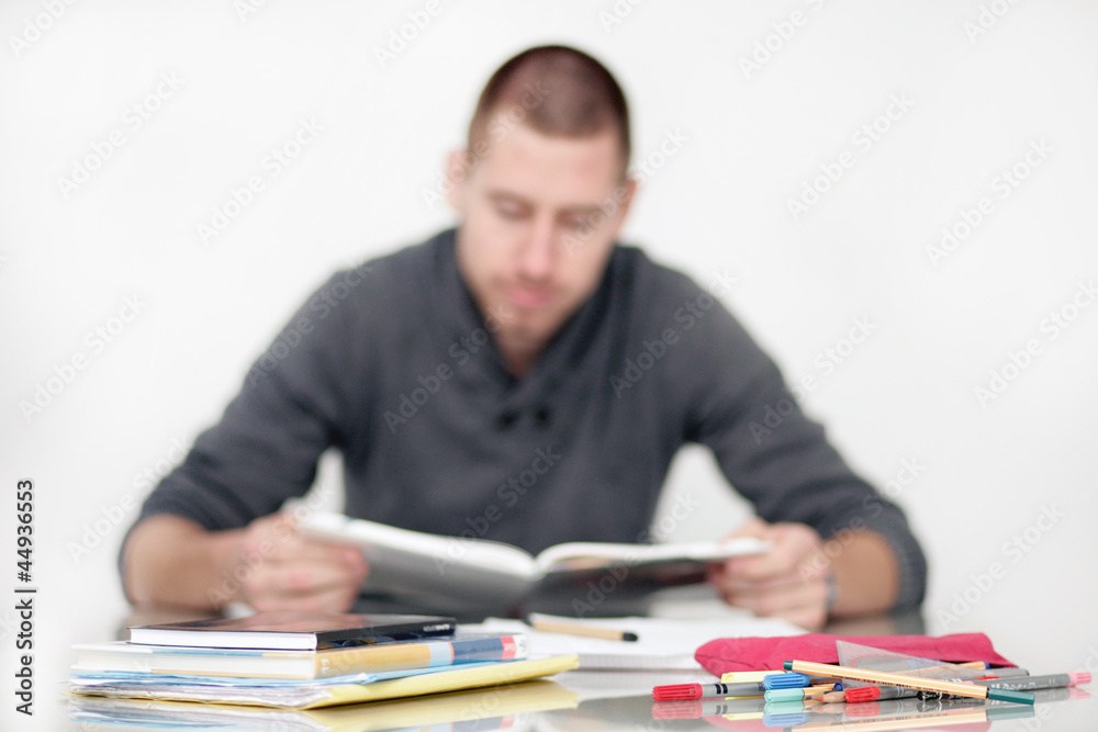 junger Student lernt