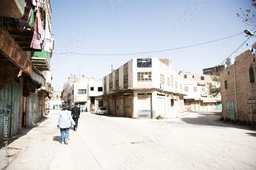 Hebron old city jewish qauter streets between jews and arabs © Pavel Bernshtam