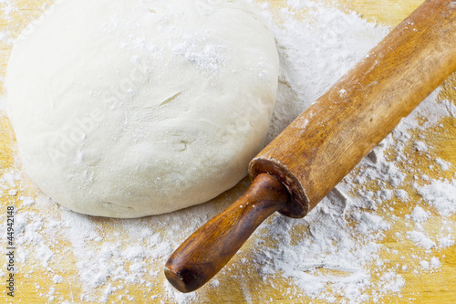 rolling pin with pizza dough