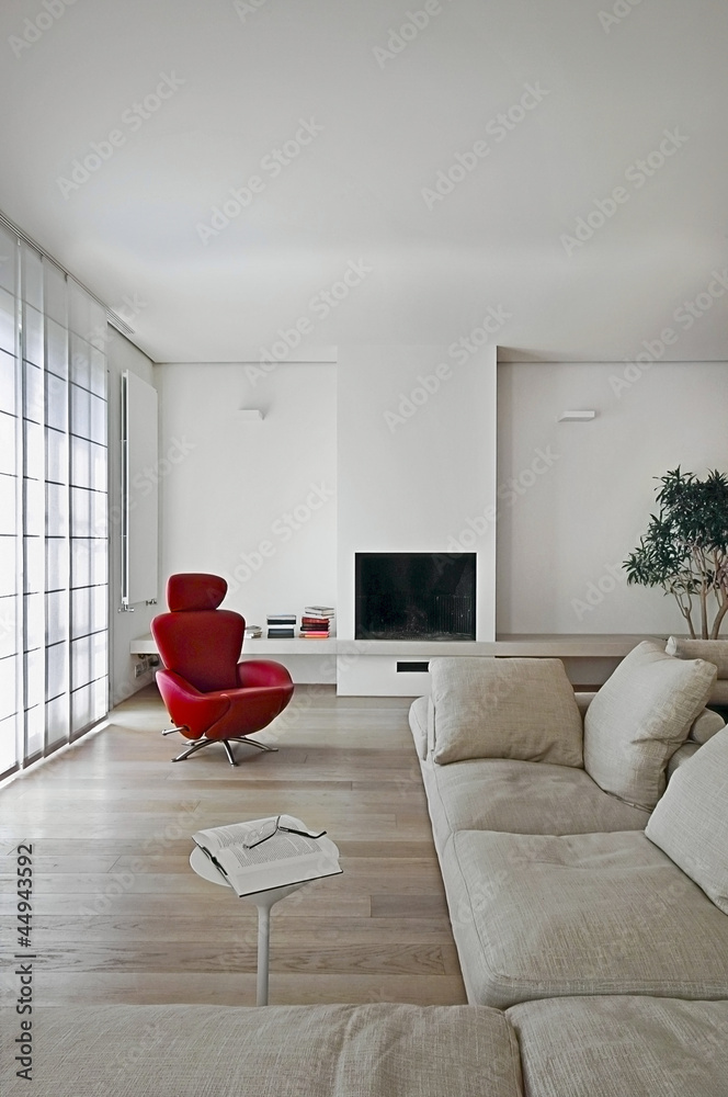 poltrona rossa e camino nel soggiorno moderno Stock Photo | Adobe Stock