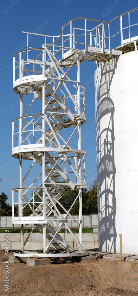 Obraz premium White storage tank with stairs