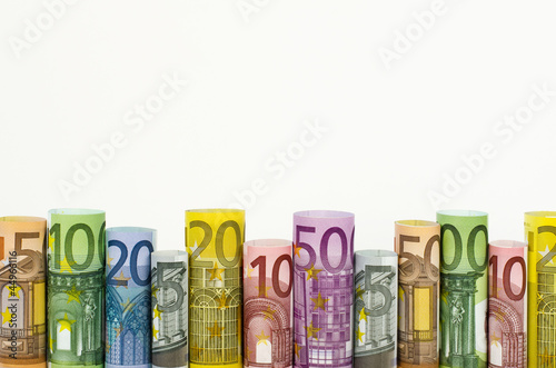 Eine Reihe von gerollten Euro-Geldscheinen