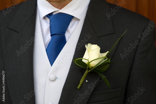 Tableau sur toile groom wearing rose buttonhole
