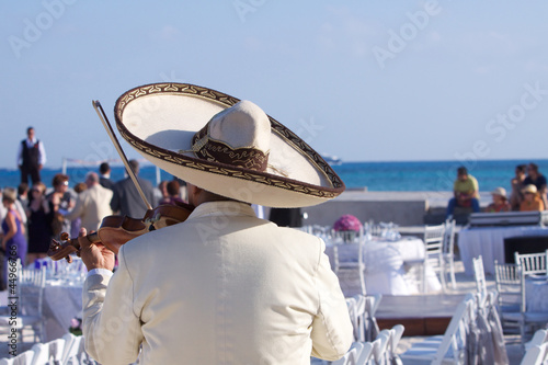 Mariachi con violino suona sulla spiaggia