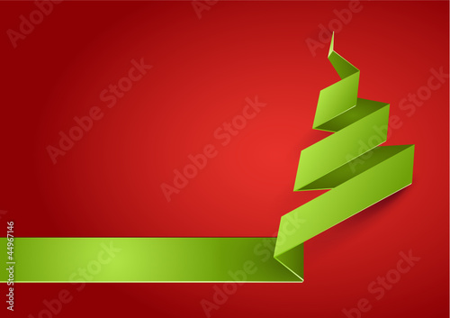Origami Tanne vor rotem Hintergrund
